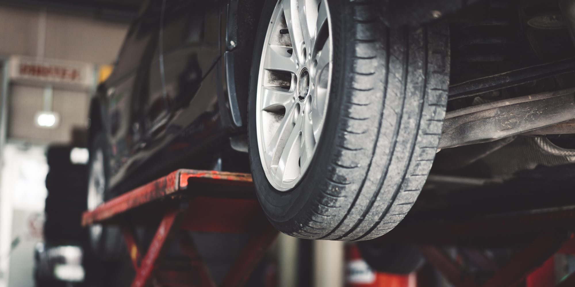 Car lifting in a vulcaniser shop