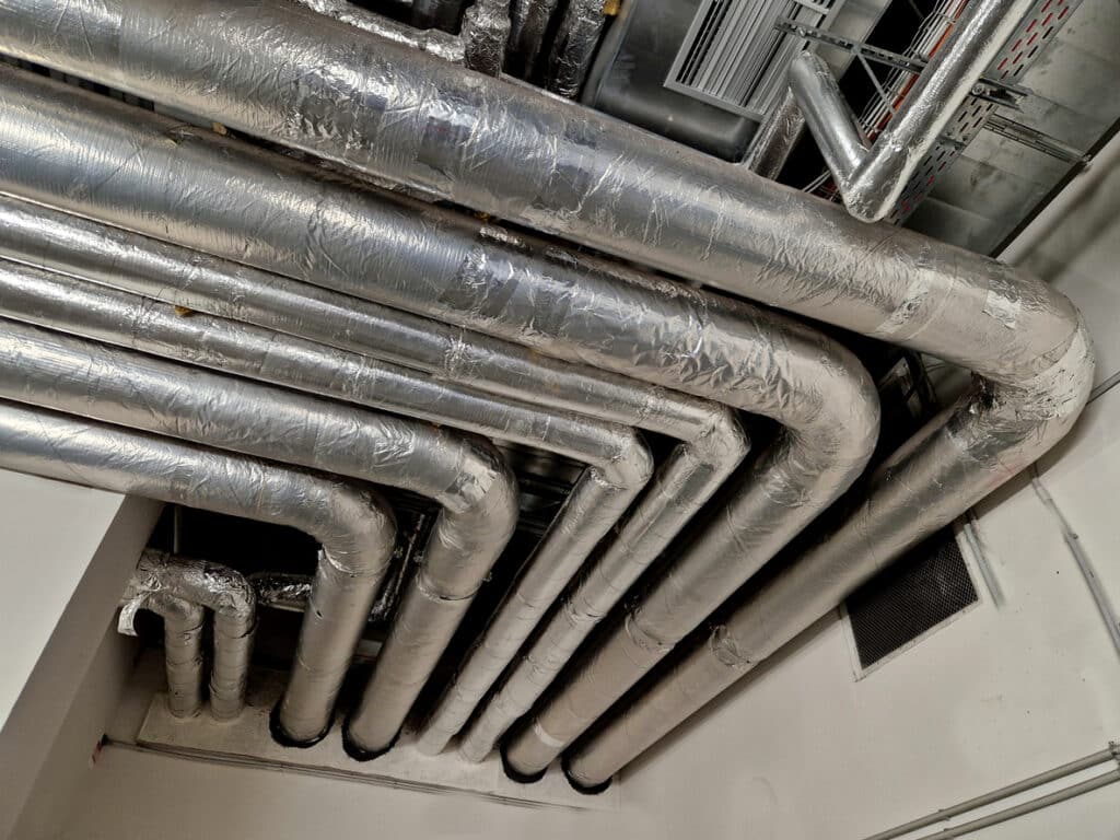 vapor barrier eliminates condensation, heat loss. Flexible laminate hose is a pipe suitable for most ventilation systems, air conditioners and heat pumps. mineral wool between layers of aluminum foil, armature, circulation, conditioner, conditioning,